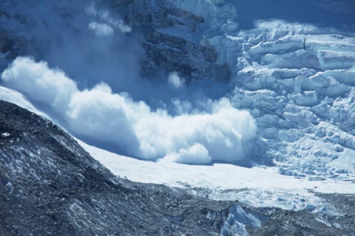 turist-ranit-avalansa-muntii-bucegi
