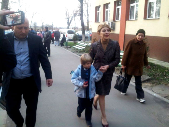 Lia si copilul l-au asteptat pe printul Paul