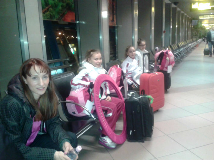 gimnaste din Ploiesti ramase in aeroport