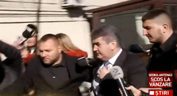 Gabriel Oprea cu garzi de corp la DNA