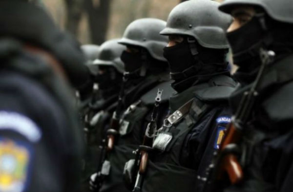 politisti de Pastele Catolic