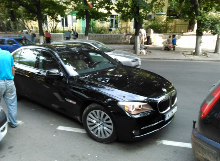 BMW parcat pe strada