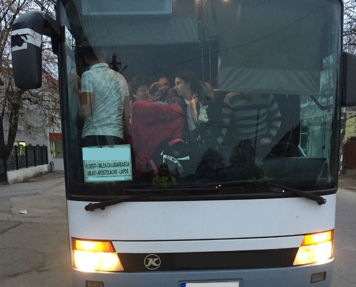 autobuz pasageri in picioare