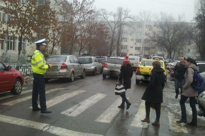 politisti_langa_scoli