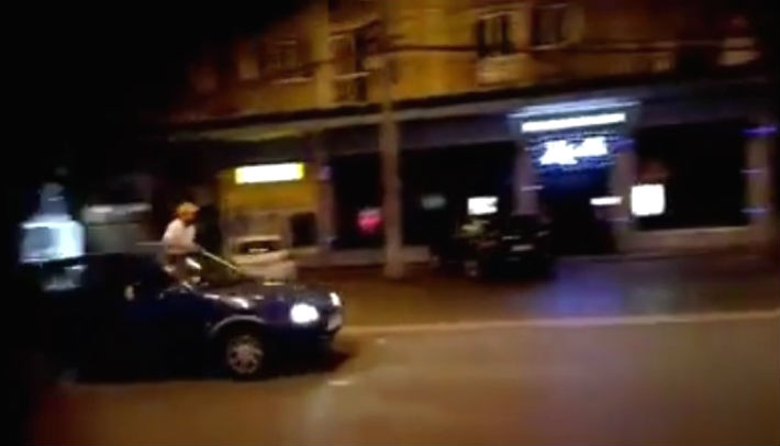 sofer pe geamul masinii  in Ploiesti